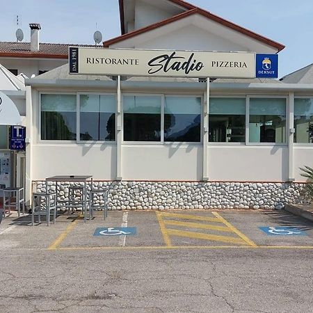 Guesthouse Stadio Lignano Sabbiadoro Bagian luar foto