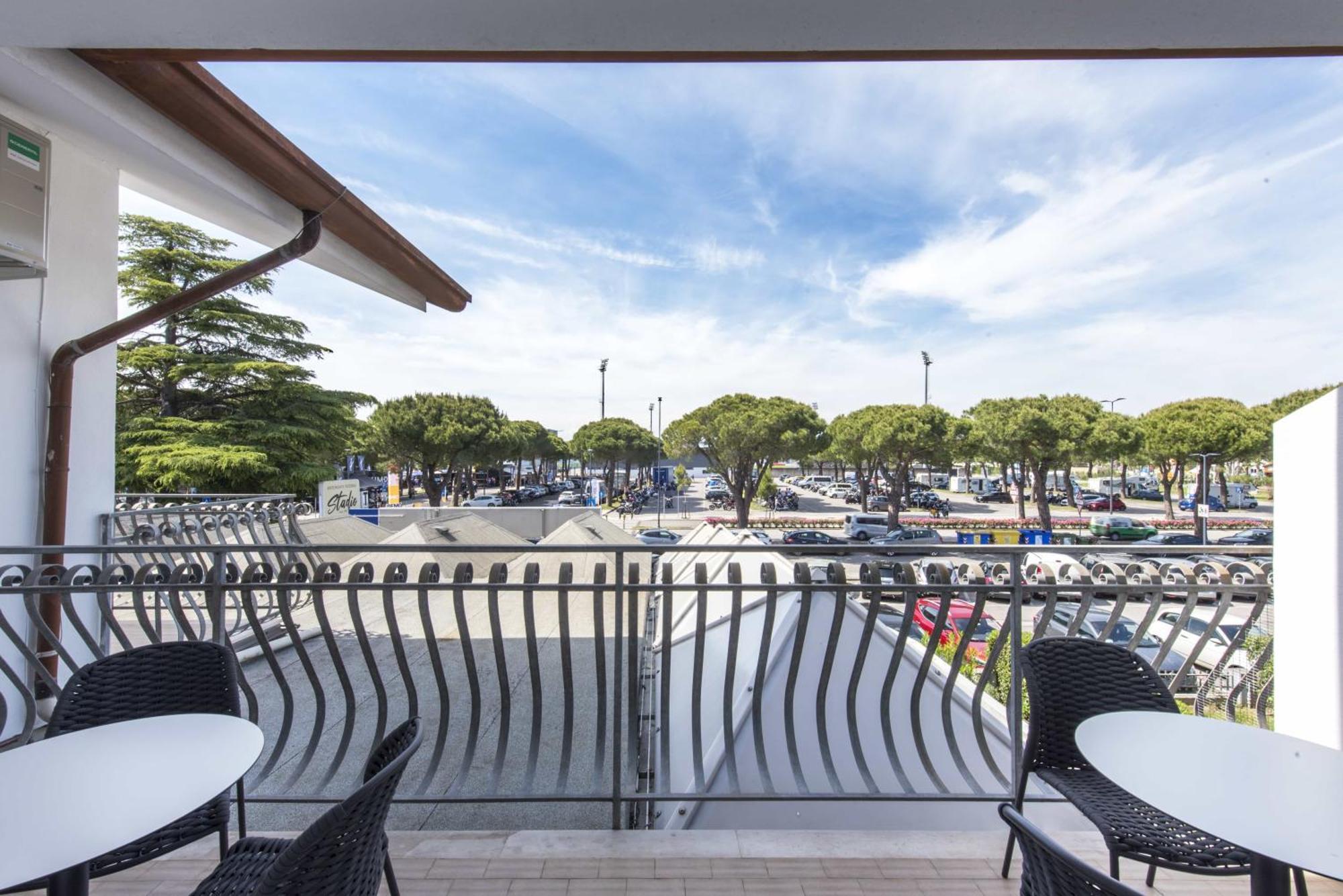 Guesthouse Stadio Lignano Sabbiadoro Bagian luar foto